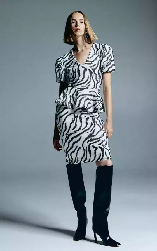 Pouzdrová sukně s flitrovým vzorem, H&M, 2 999 Kč