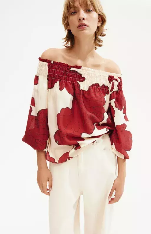 Halenka s odhalenými rameny, H&M, 429 Kč