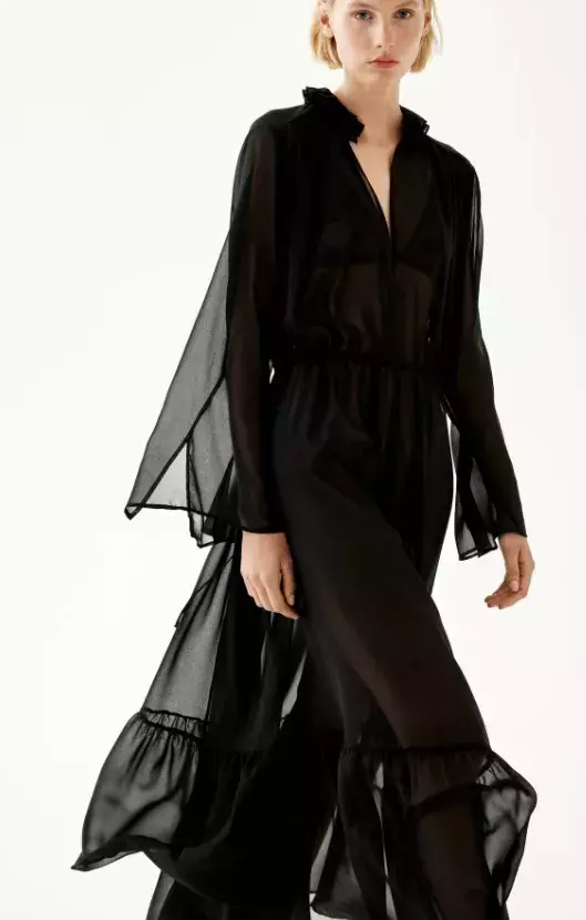 Lehounké maxišaty, H&M, 1 899 Kč