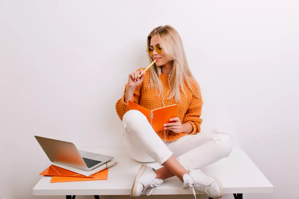 žena s laptopem přemýšlí