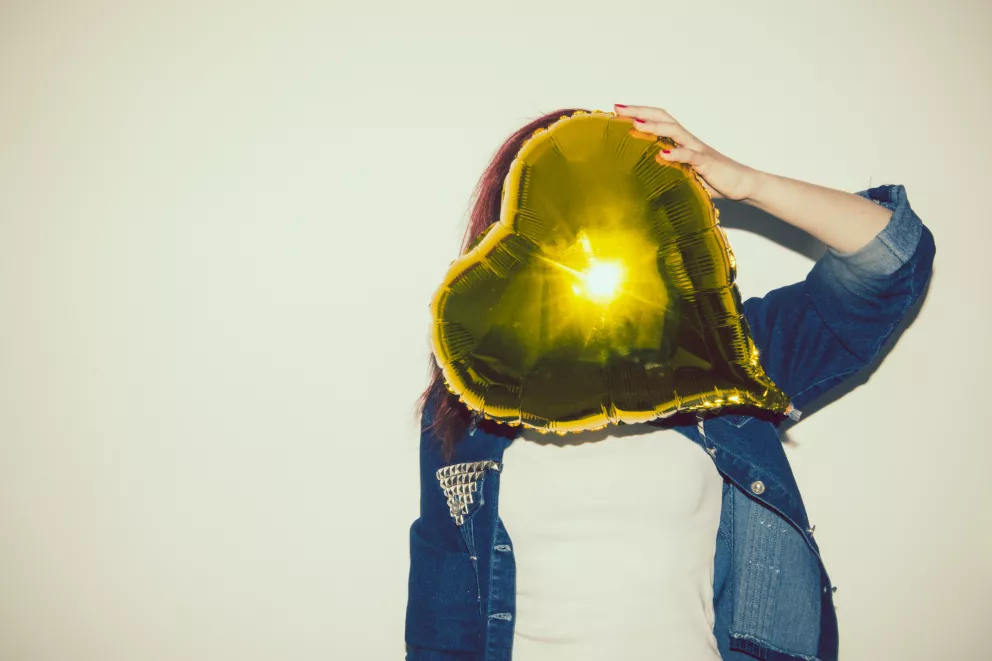 žena se srdcem přes obličej