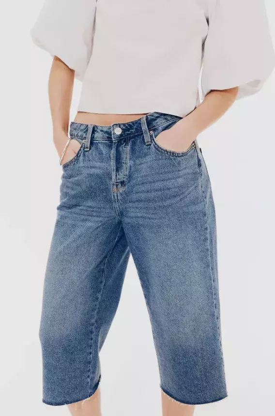 Džínové šortky Low Knee, H&M, 719 Kč