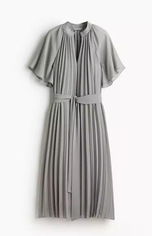 Plisované šaty s vázacím páskem a průsvitnými rukávy, H&M, 749 Kč