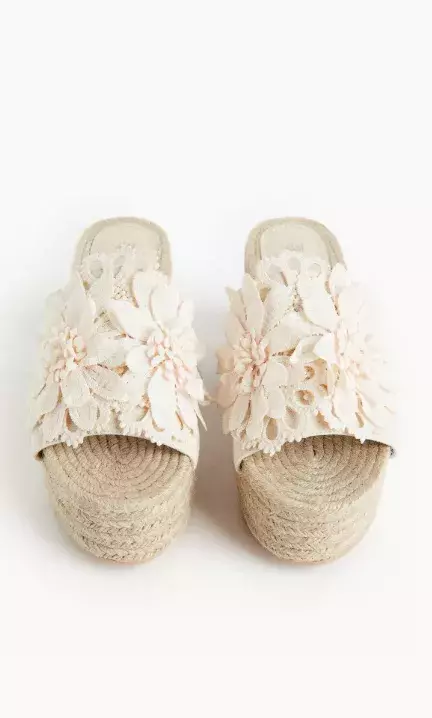 Espadrilky s klínovým podpatkem a květinou, H&M, 959 Kč