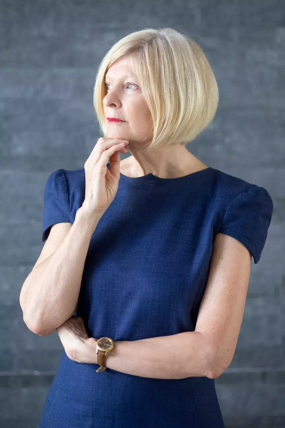 žena středního věku s krátkým mikádem