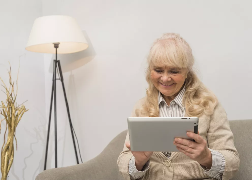 stará žena, vnoučata, strádání