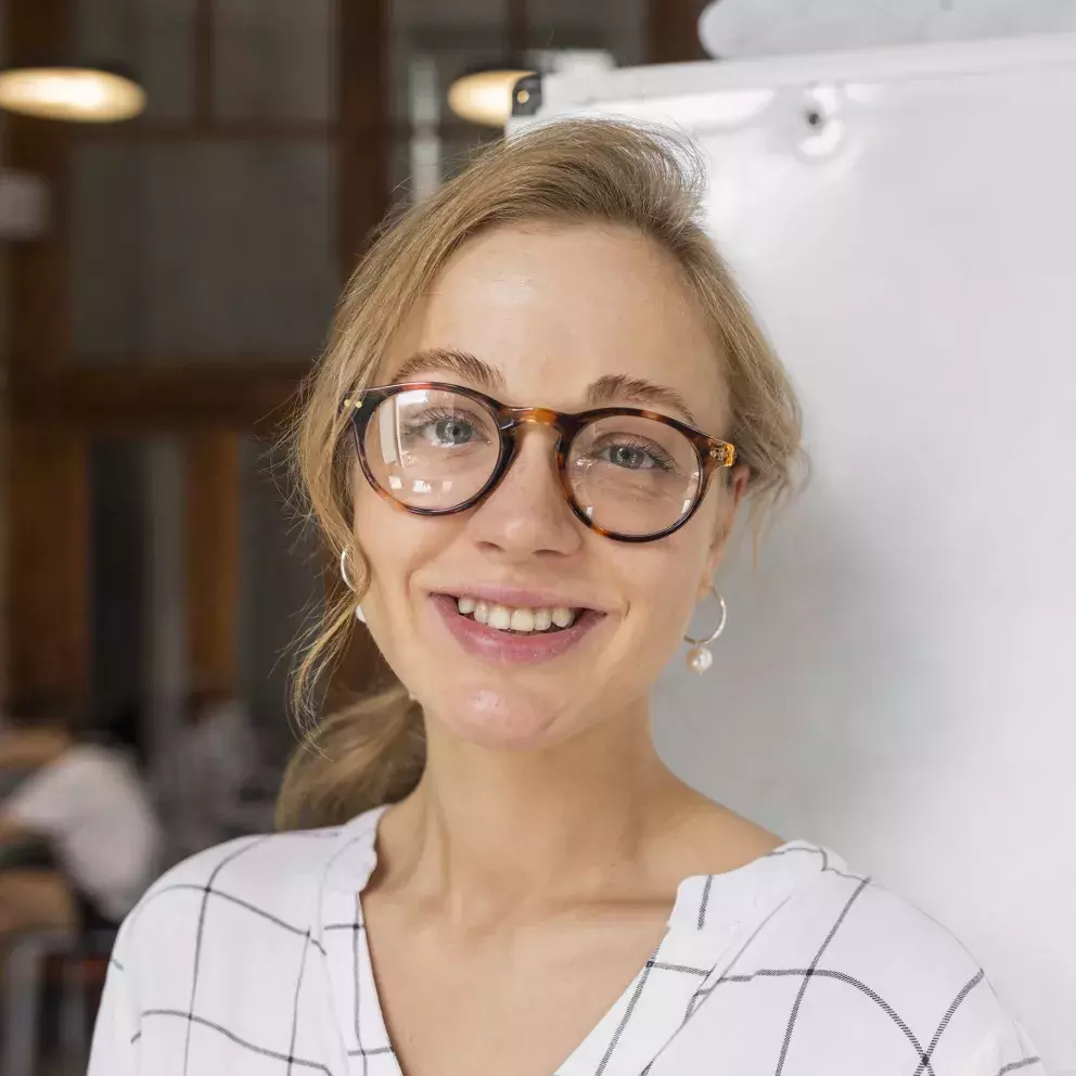 <p>Kulaté výrazné brýle upoutají na první pohled pozornost.</p>
