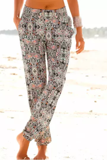 Potištěné kalhoty / kalhoty se vzory: Jak je nosit po padesátce, abyste nevypadala lacině, ale šik, Od leopardího vzoru po abstraktní motivy