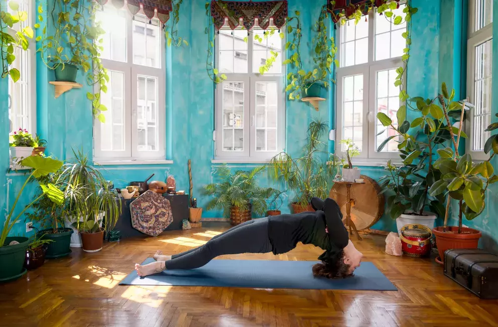 žena cvičí poloviční most