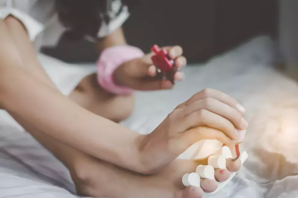 lakování nehtů na nohou