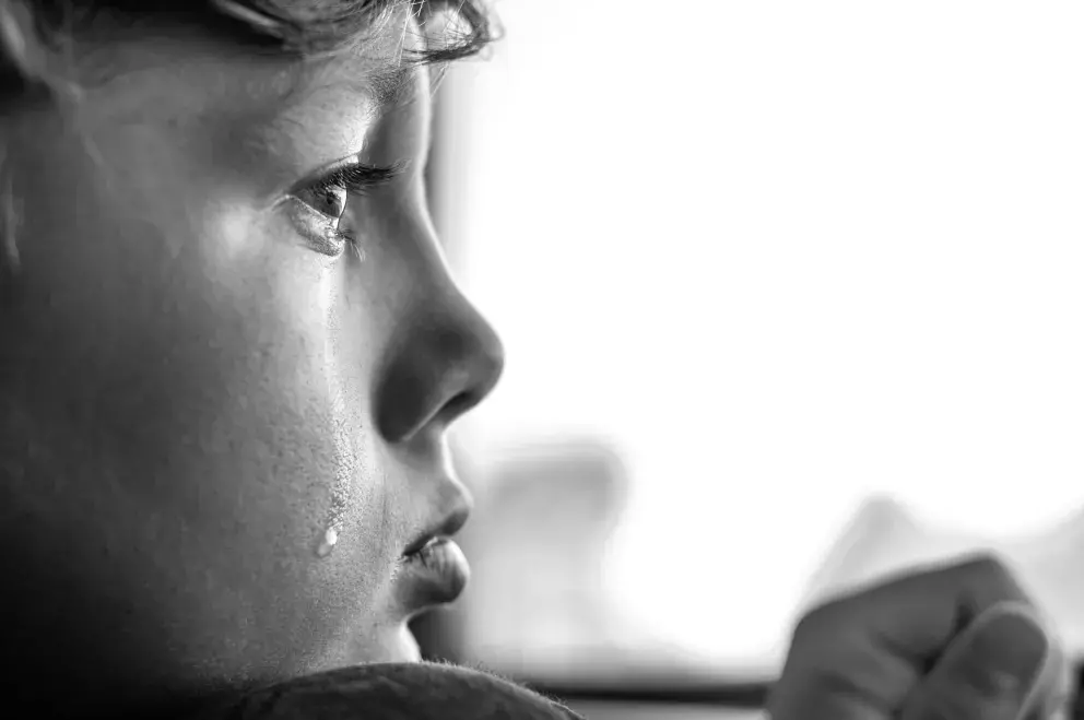 malý kluk, smutek, máma alkoholička