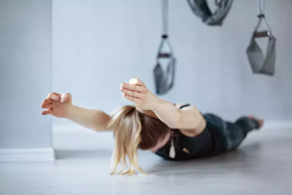 žena cvičí kobylku