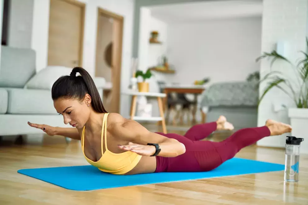 žena cvičí kobylku