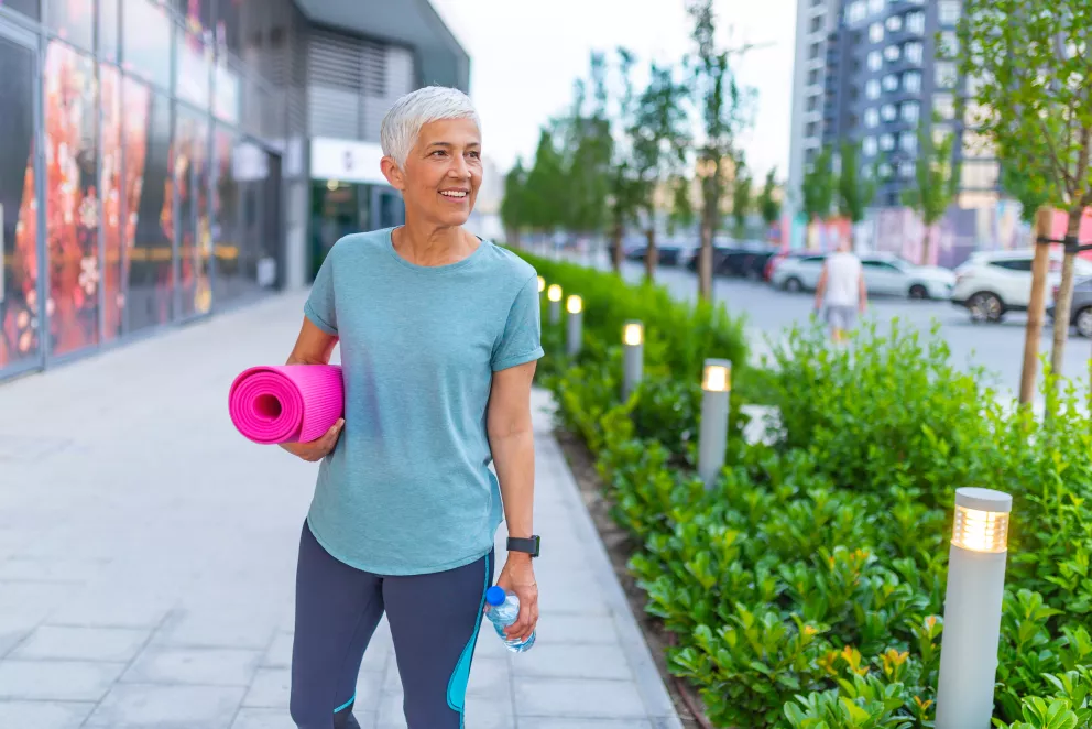 starší žena jde na jogu