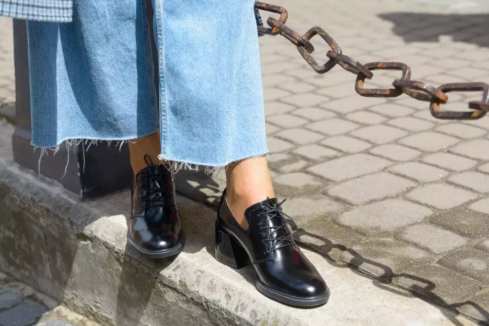 žena v džínách a polobotkách