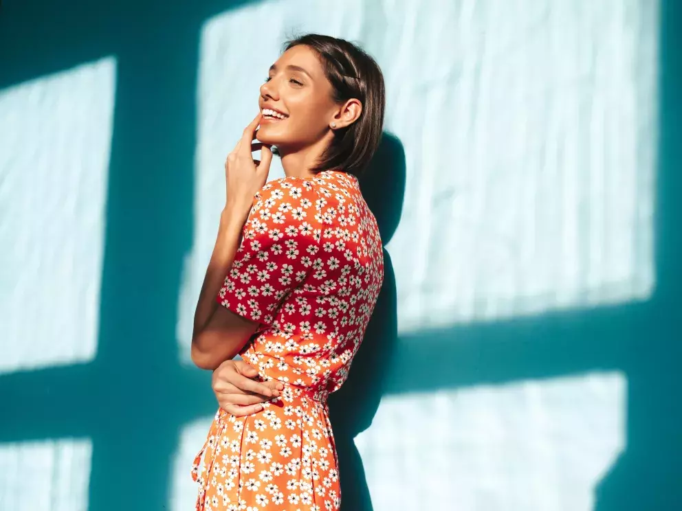 žena v šatech na každý den