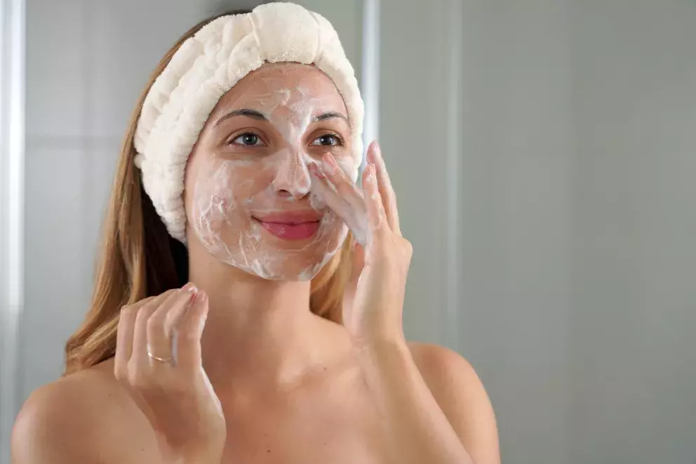 žena si čistí pleť