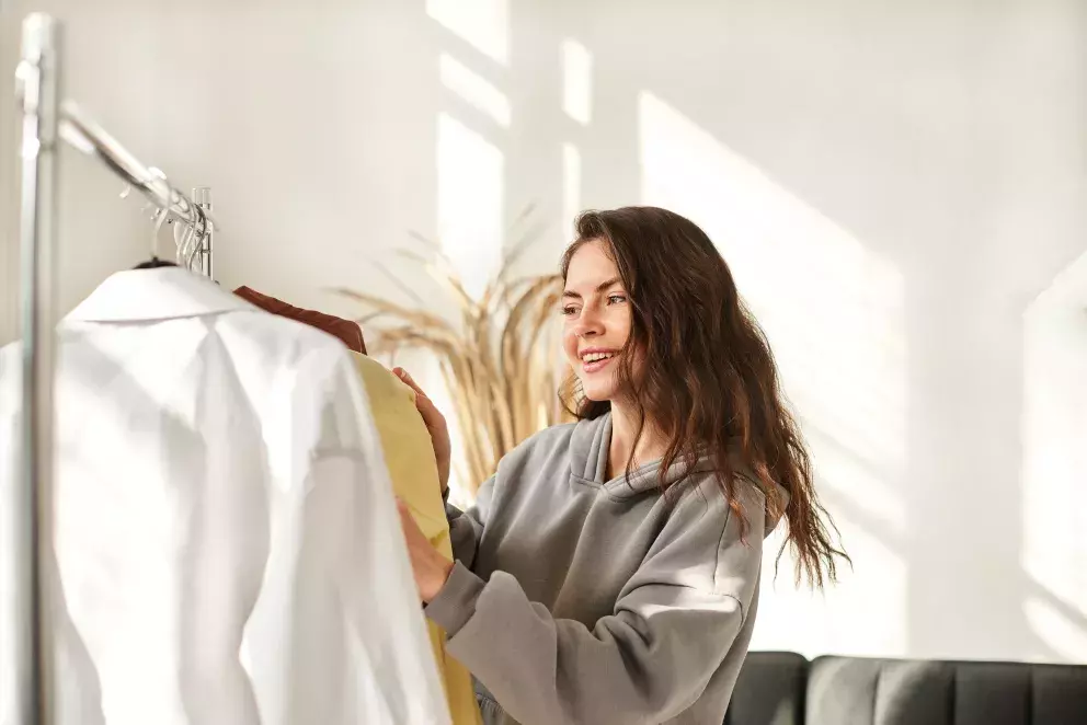 žena vybírá oblečení