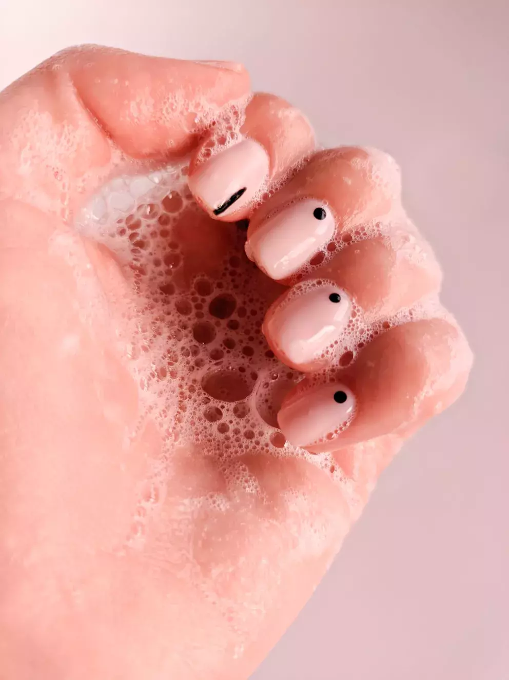 mýdlové nehty s černými detaily