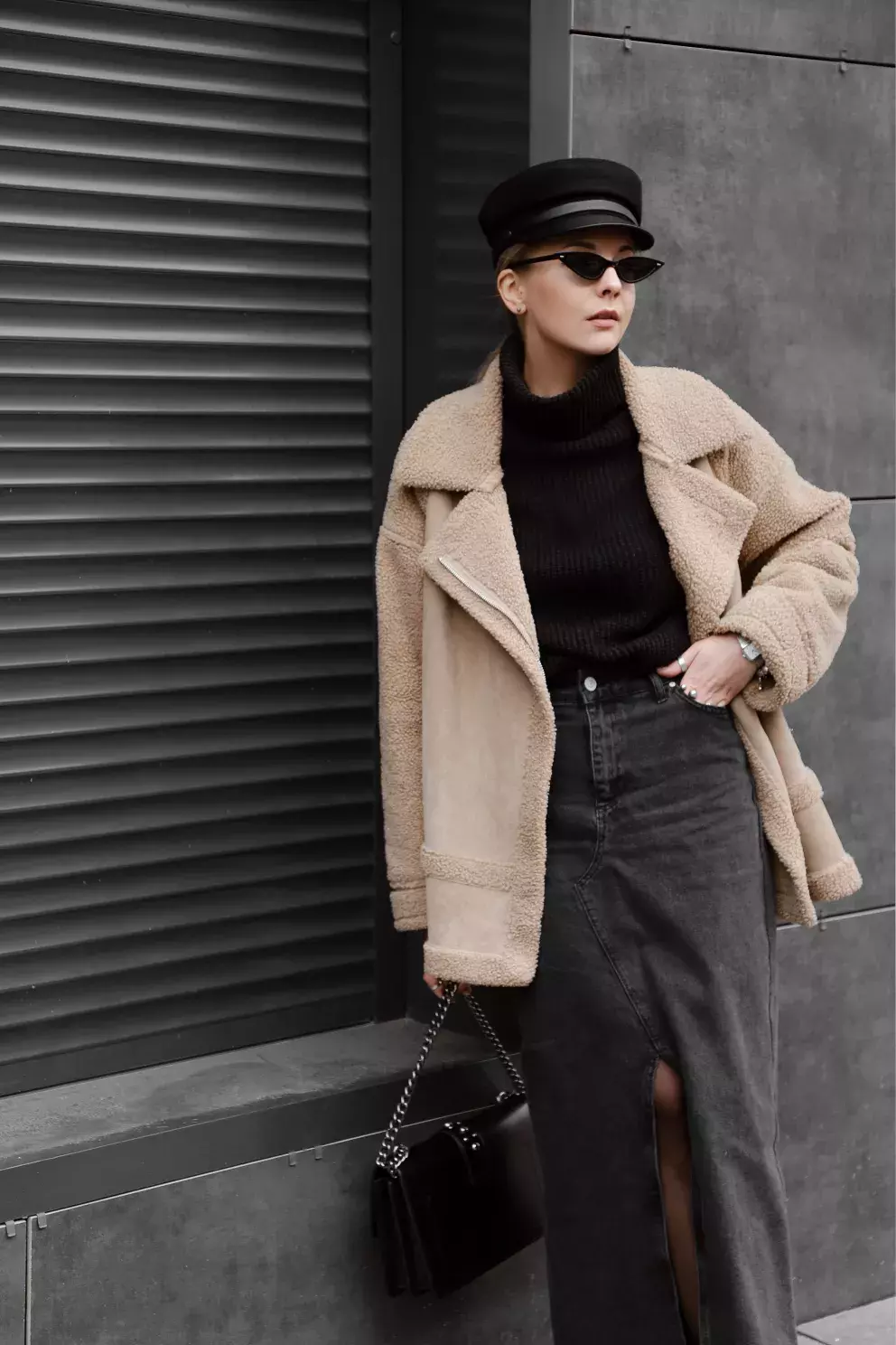 žena v černé denimové sukni