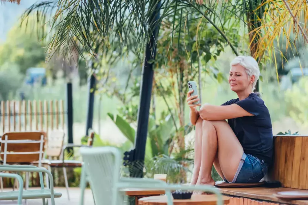 žena v džínových šortky