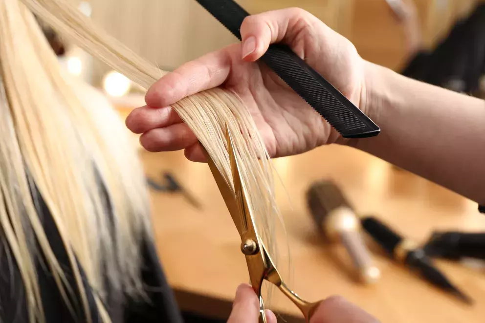 blond vlasy zastřižení