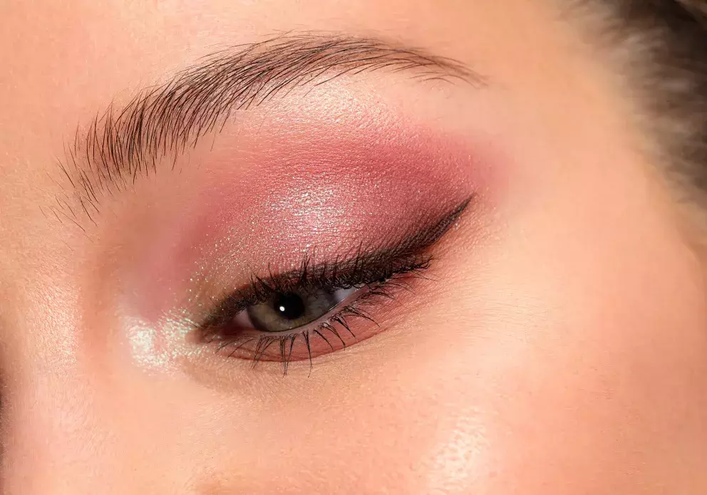 růžové líčení očí