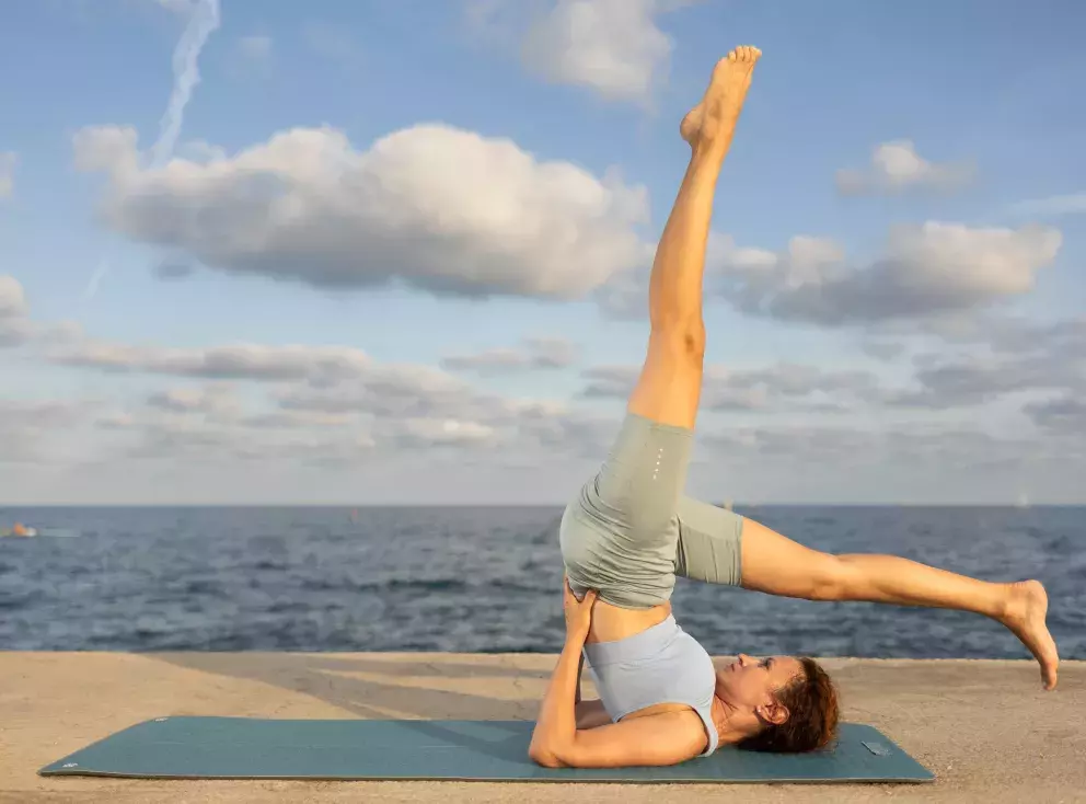 žena cvičí svíčku