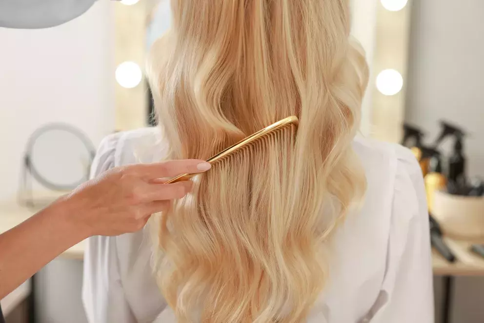 rozčesávání blond vlasů