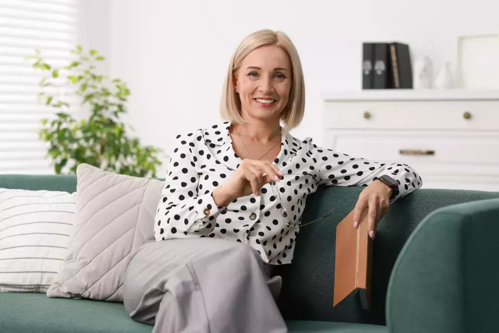 žena šarmantně oblečená