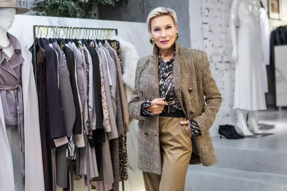 žena šarmantně oblečená