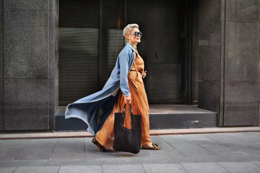 žena po 50 v maxi šatech