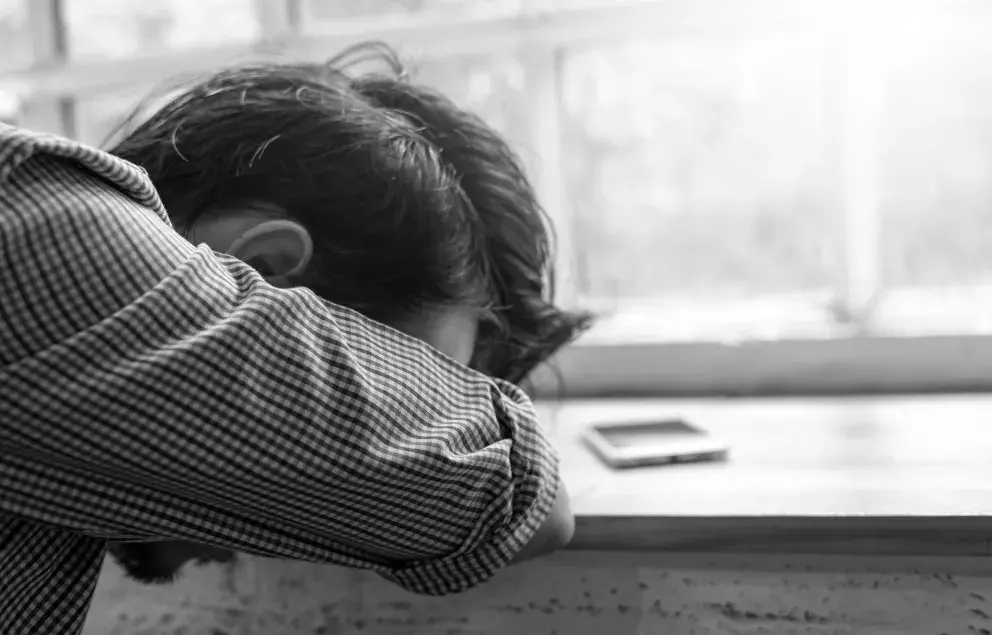 malý kluk, smutek, máma alkoholička