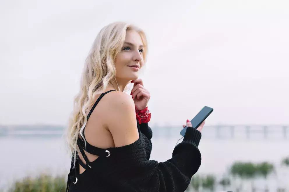 žena ve svetru s odhaleným ramenem