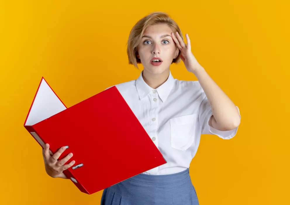 přemýšlející žena