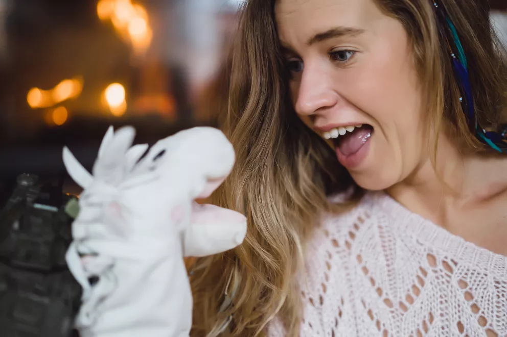 žena vypráví vtipy