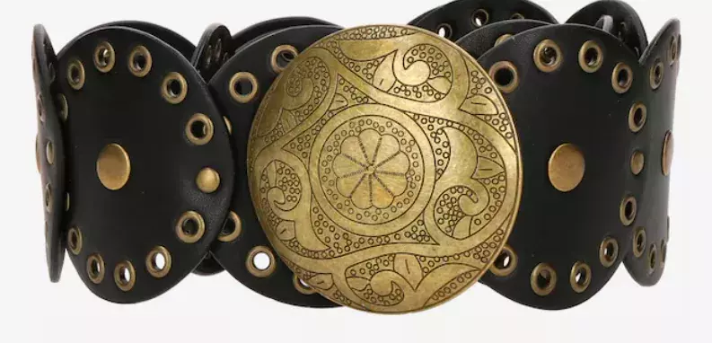 Trend jara 2025: Pásky s velkou přezkou. Obléknete je ke kalhotům, sukním i šatům, ze kterých udělají neobyčejný outfit. Pas by měly zvýraznit i baculky