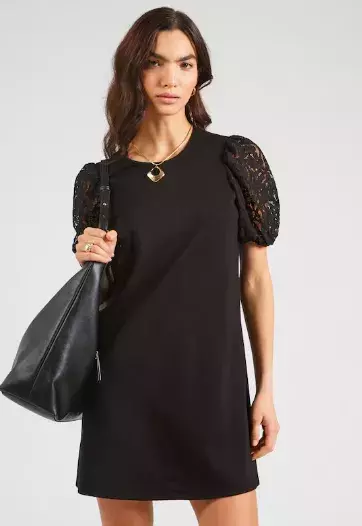 Obléknete je do práce, na večírek i do města. Jak správně stylovat trend letošního jara malé černé šaty