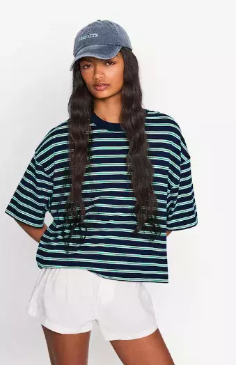 Bílé kalhoty a pruhované triko: Námořnická inspirace, která neomrzí. Zkuste ji také a stejně jako my si ji zcela jistě zamilujete