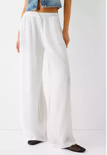 Bílé kalhoty a pruhované triko: Námořnická inspirace, která neomrzí. Zkuste ji také a stejně jako my si ji zcela jistě zamilujete