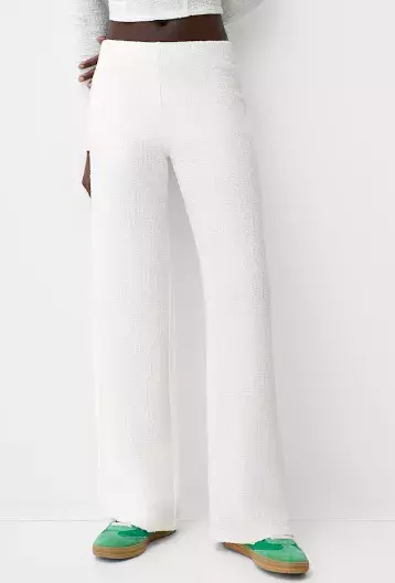 Bílé kalhoty a pruhované triko: Námořnická inspirace, která neomrzí. Zkuste ji také a stejně jako my si ji zcela jistě zamilujete