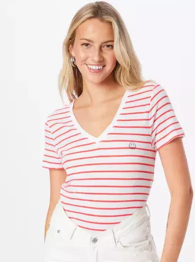 Bílé kalhoty a pruhované triko: Námořnická inspirace, která neomrzí. Zkuste ji také a stejně jako my si ji zcela jistě zamilujete