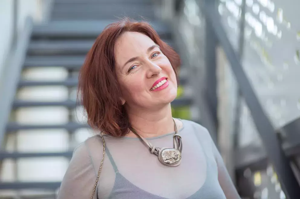 žena v průsvitném topu