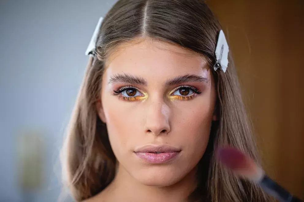 současné vlasové a make-up trendy