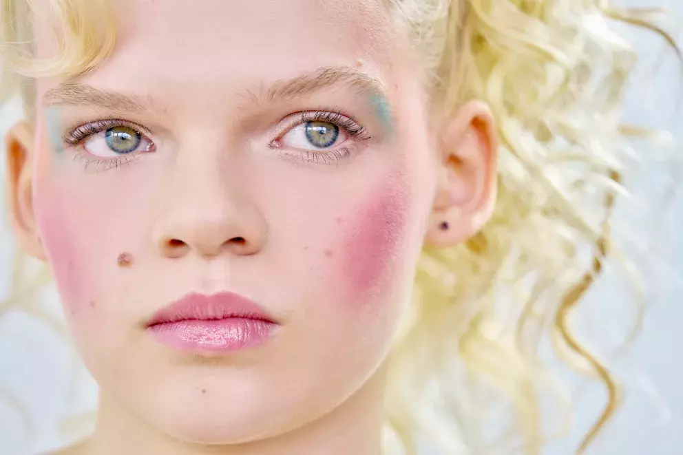 současné vlasové a make-up trendy