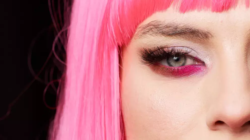 současné vlasové a make-up trendy