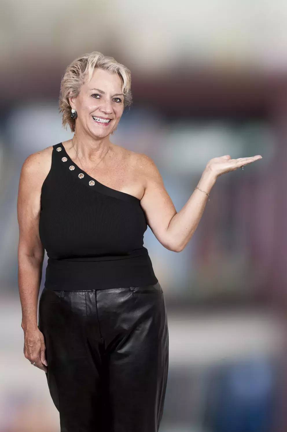 žena v asymetrickém topu