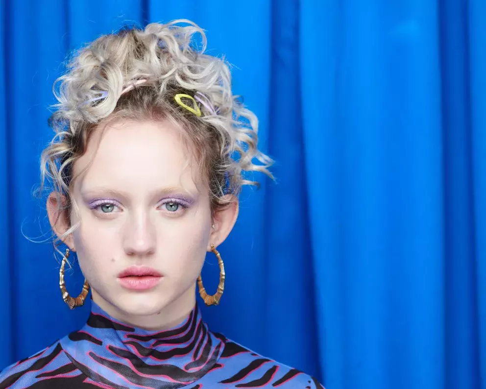 současné vlasové a make-up trendy