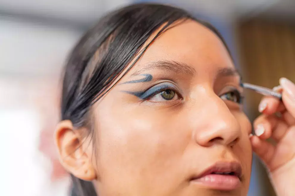 současné vlasové a make-up trendy