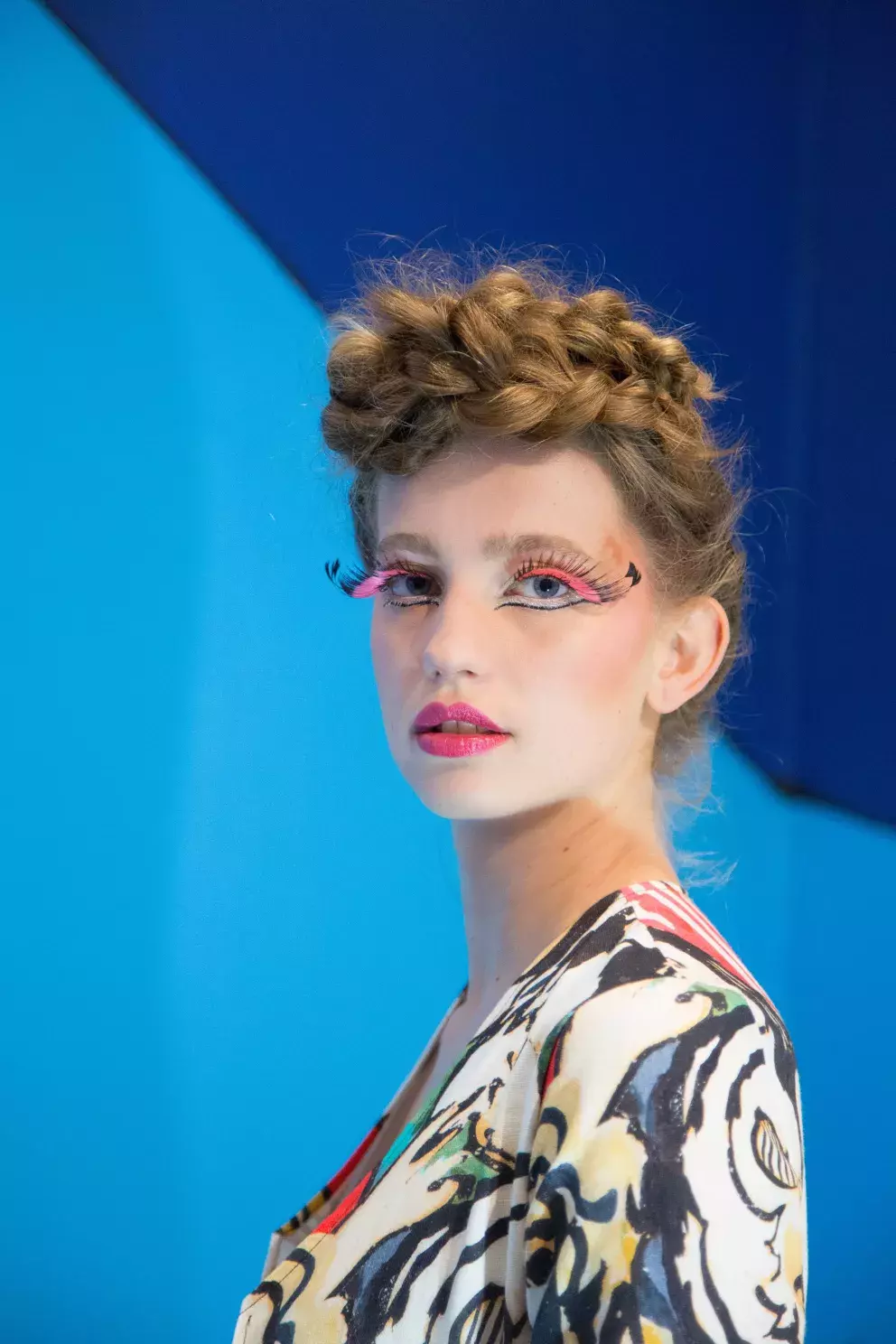 současné vlasové a make-up trendy